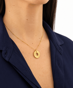 Collar dorado con charm circular - Imagen 3