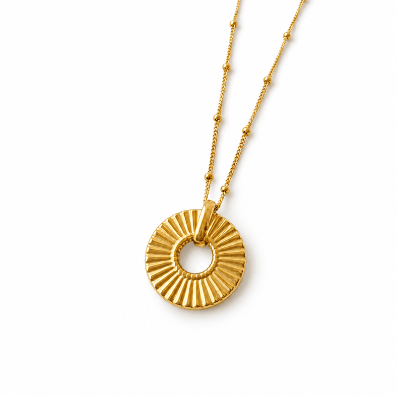 Collar dorado con charm circular